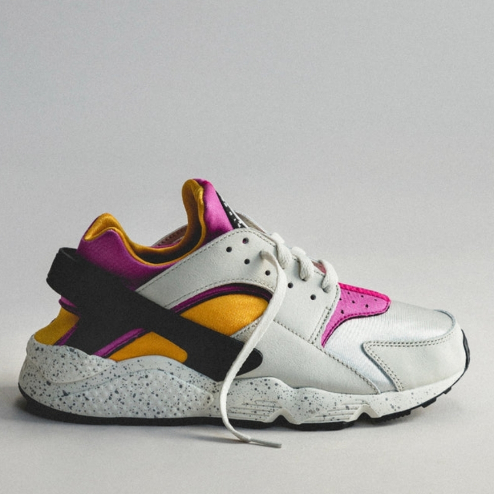 Nike Air Huarache LightBoneLethal PinkUniversityGold size 11c toddler runs small